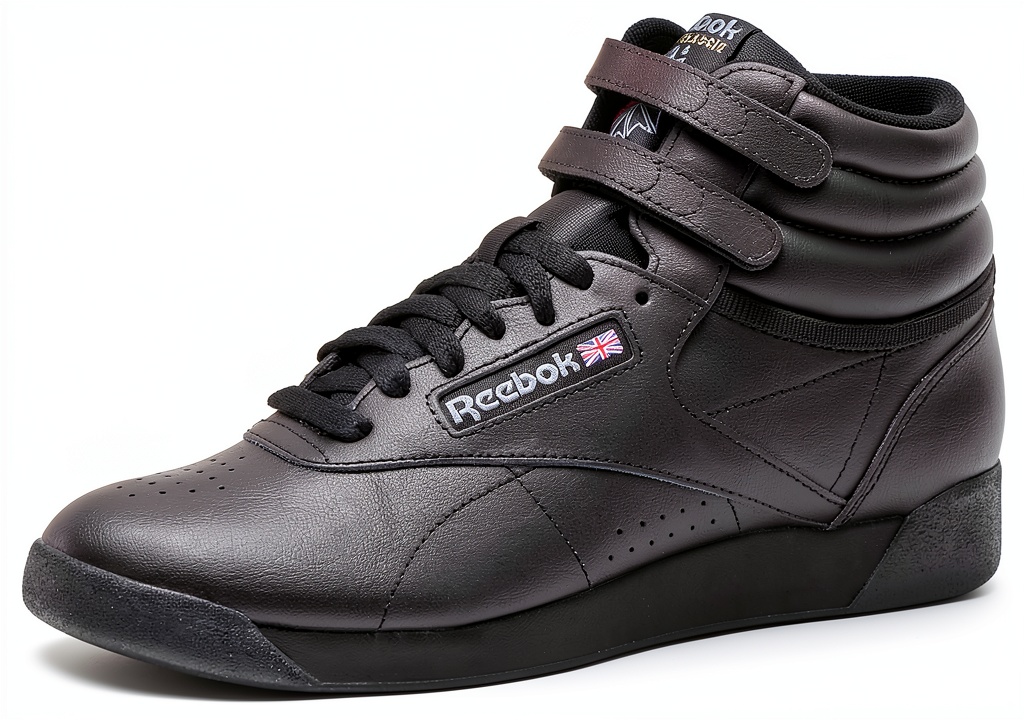 Sneaker Reebok in pelle morbida su sfondo neutro