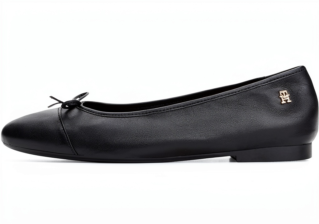 Ballerine Tommy Hilfiger in pelle nera con toe cap su sfondo neutro