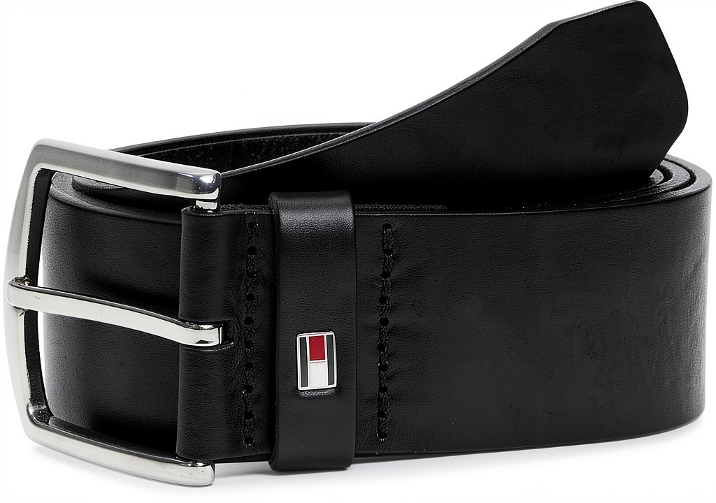 Uomo che indossa la cintura Tommy Hilfiger Denton 4.0 marrone con pantaloni chino beige e camicia blu in un contesto da ufficio