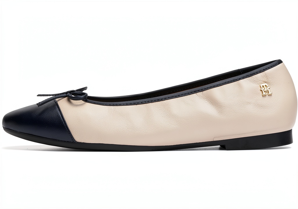 Tommy Hilfiger ballerine in pelle con toe cap su sfondo neutro
