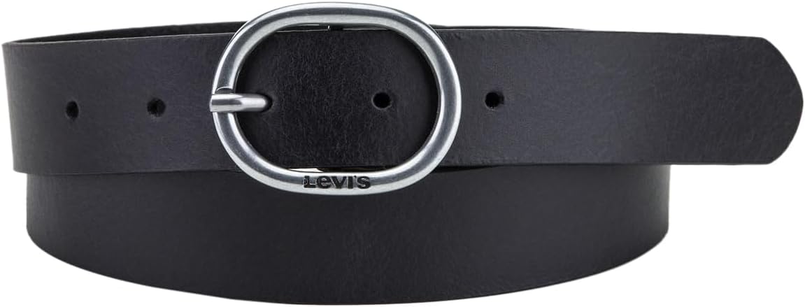 'Cintura pelle Levi's indossata con jeans e maglietta'