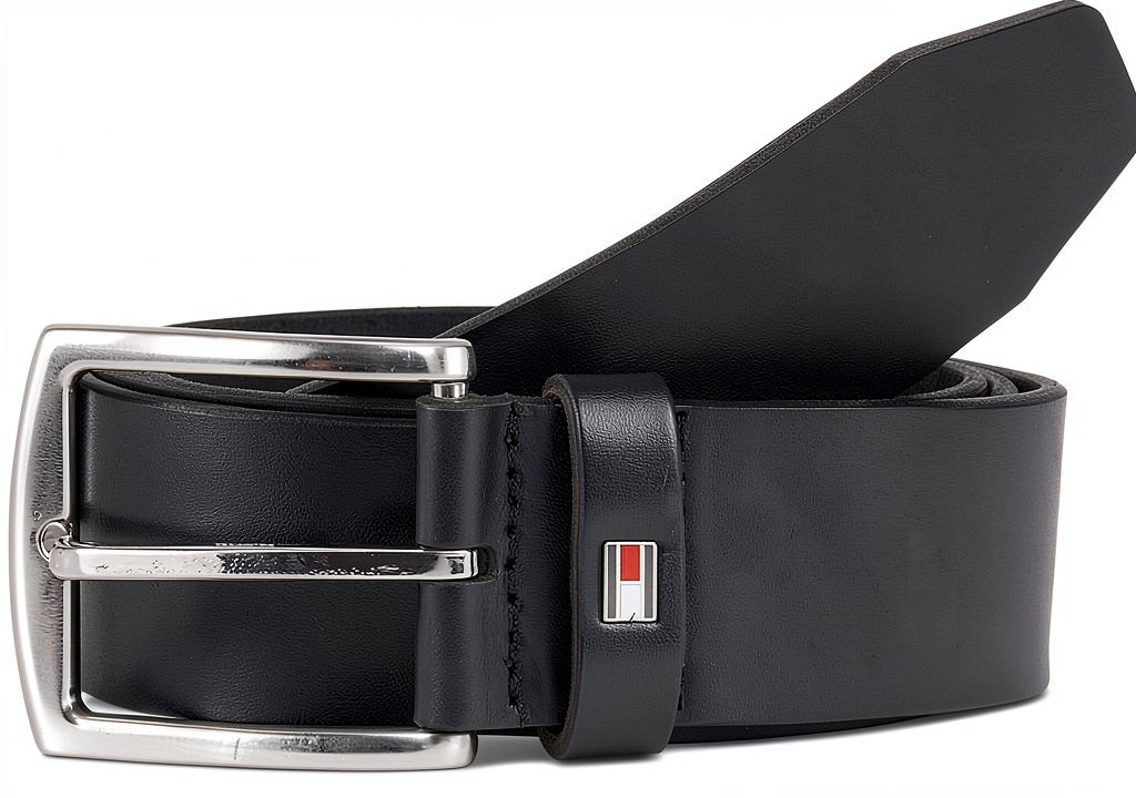 Cintura Tommy Hilfiger New Denton 4.0 marrone abbinata a pantaloni eleganti grigi e scarpe stringate in un contesto d'ufficio